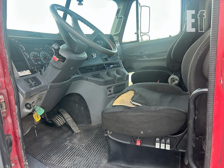 2007-freightliner-columbia-120-image-14
