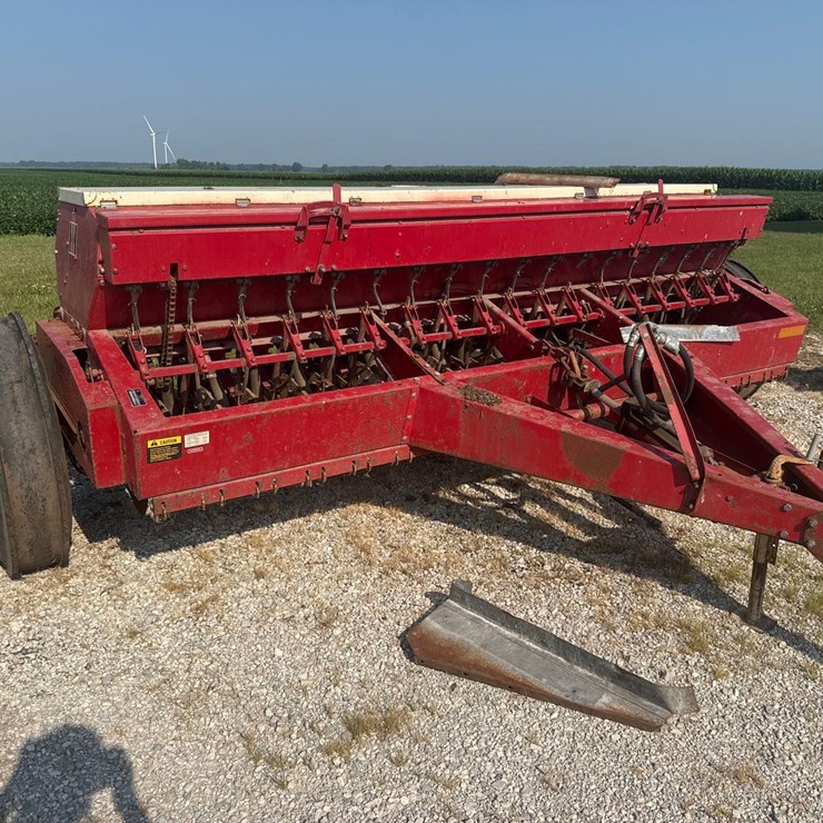 18x7 IH 510 grain drill