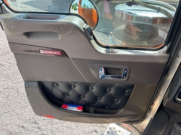 2019-kenworth-w900l-image-59
