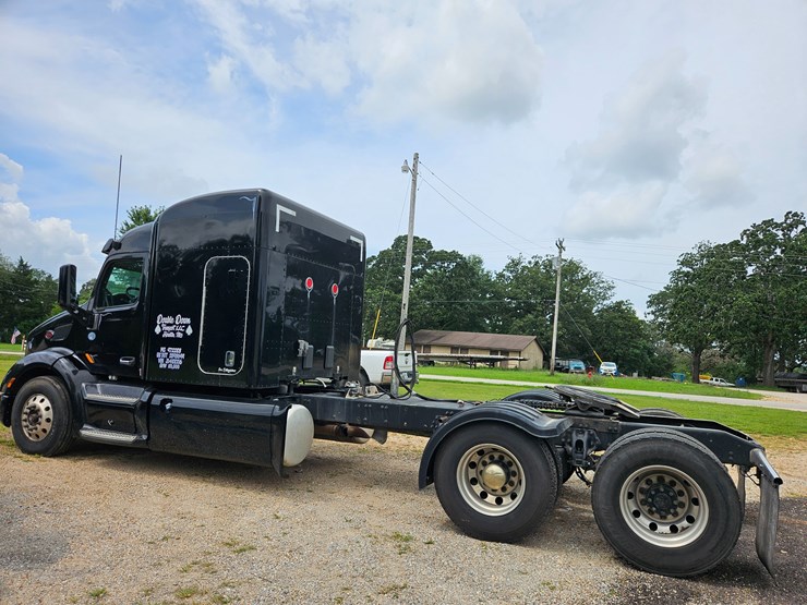 2018-peterbilt-579-image-12