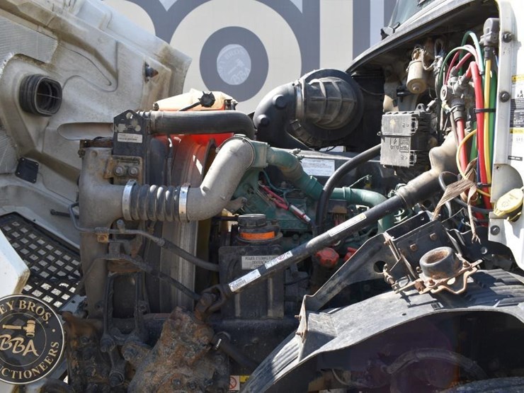 2015-volvo-vnm64t200-image-40