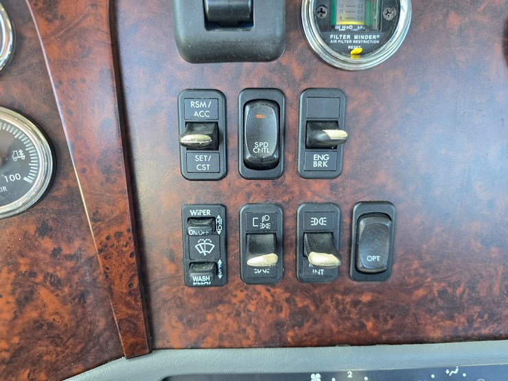 2020-freightliner-columbia-120-image-85