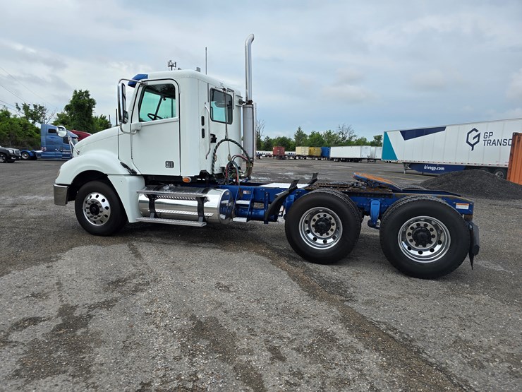 2018-freightliner-columbia-120-image-9