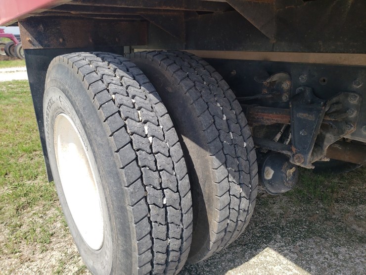 2002-freightliner-fl70-image-10