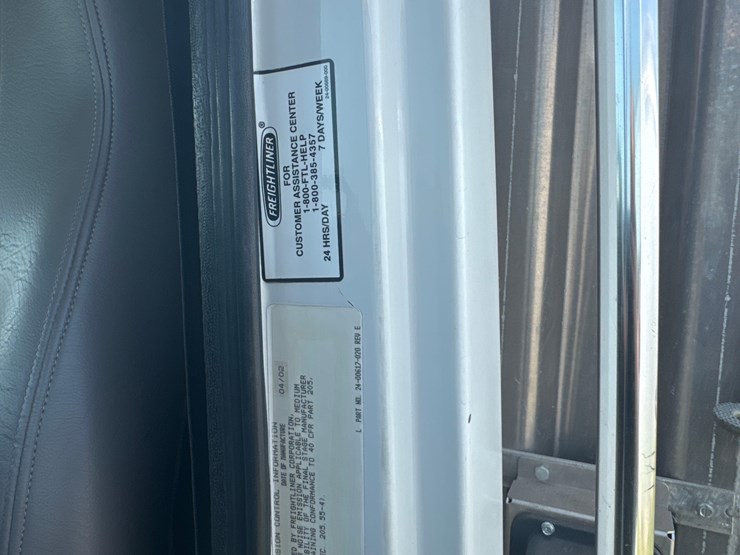 2003-freightliner-fl80-image-31