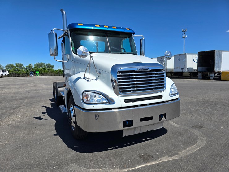 2020-freightliner-columbia-120-image-51