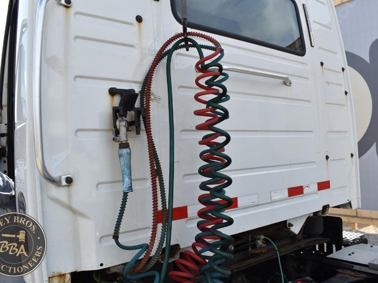 2015-volvo-vnm64t200-image-29