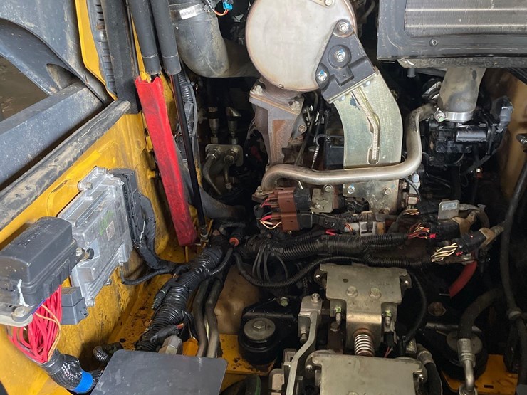 2019-deere-318g-image-56