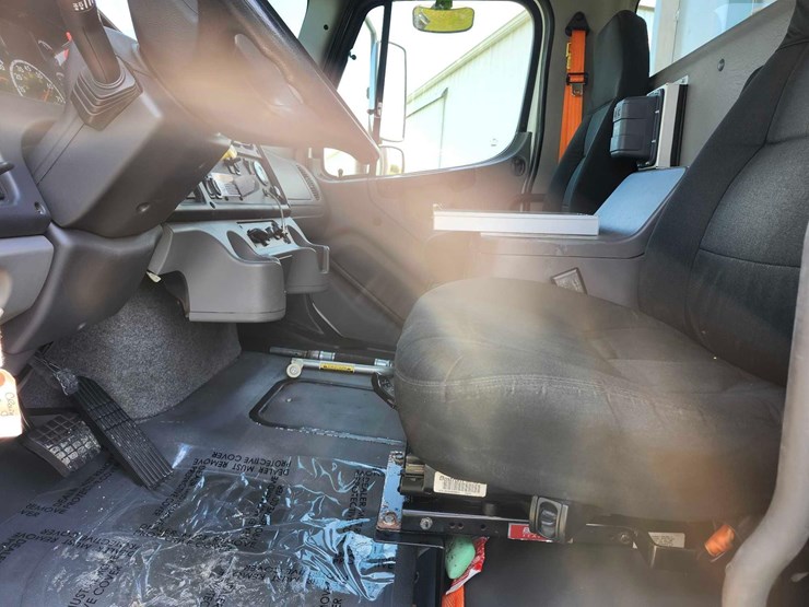 2007-freightliner-business-class-m2-tandem-truck-image-26