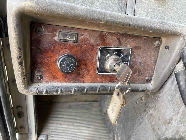 2004-kenworth-t300-single-axle-dump-truck-image-61