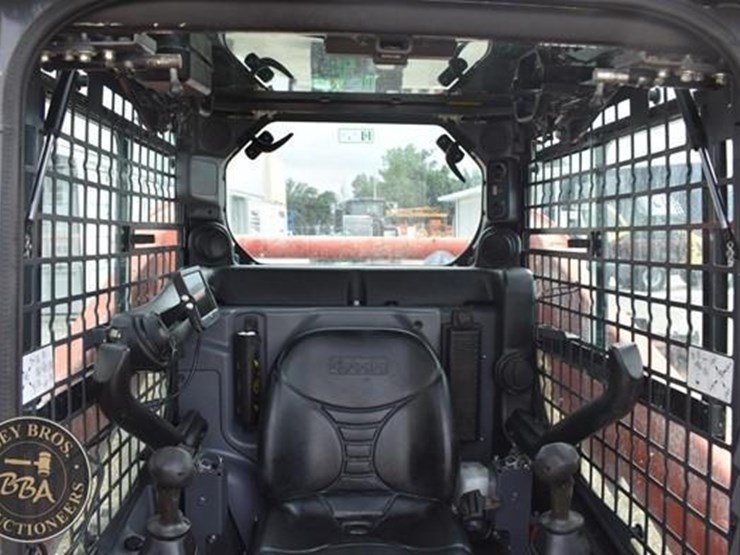 2017-kubota-ssv65-image-39