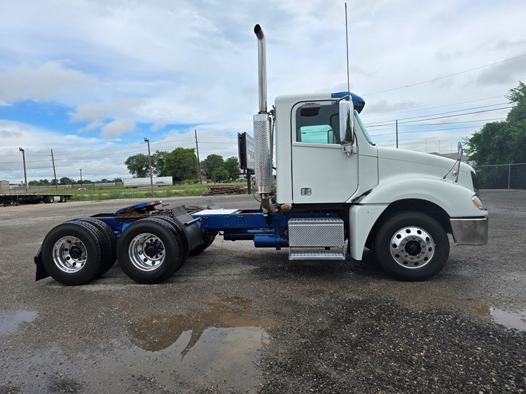 2018-freightliner-columbia-120-image-25