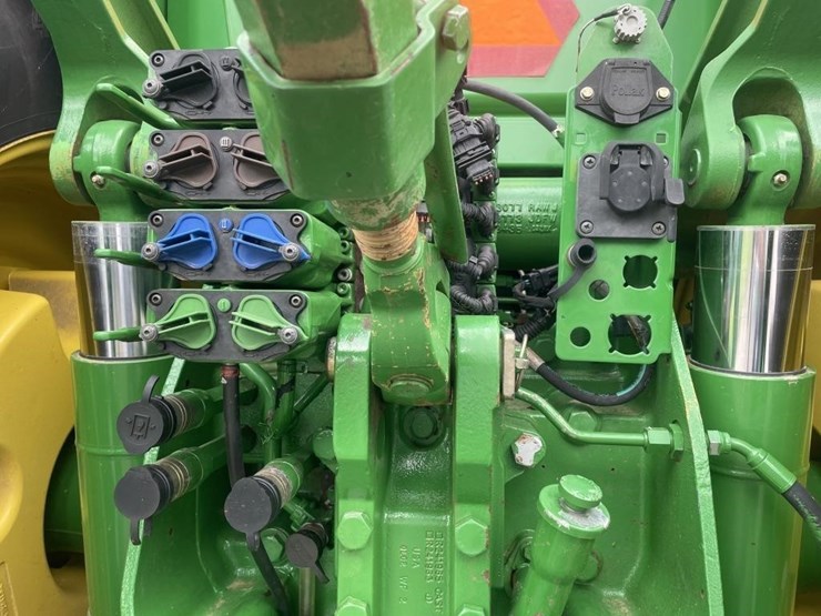 2011-john-deere-8335r-image-22