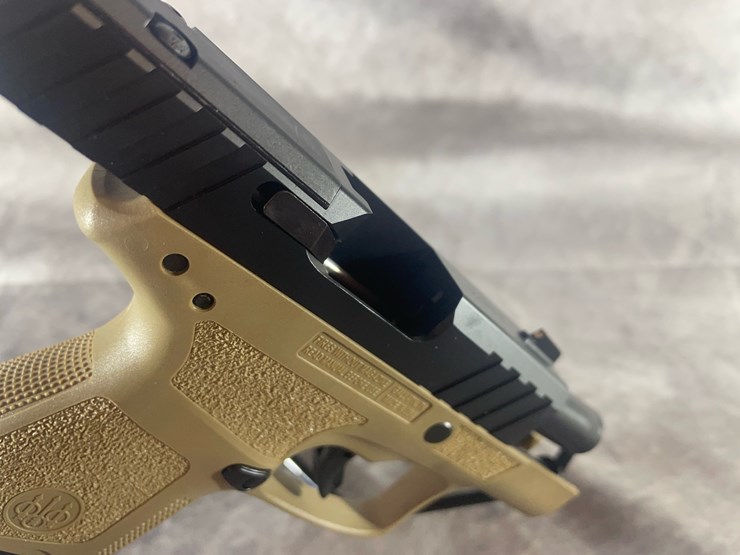 #4368-•-beretta-apx-a1-carry-9mm-luger-pistol,-sn:-axc154049-image-11