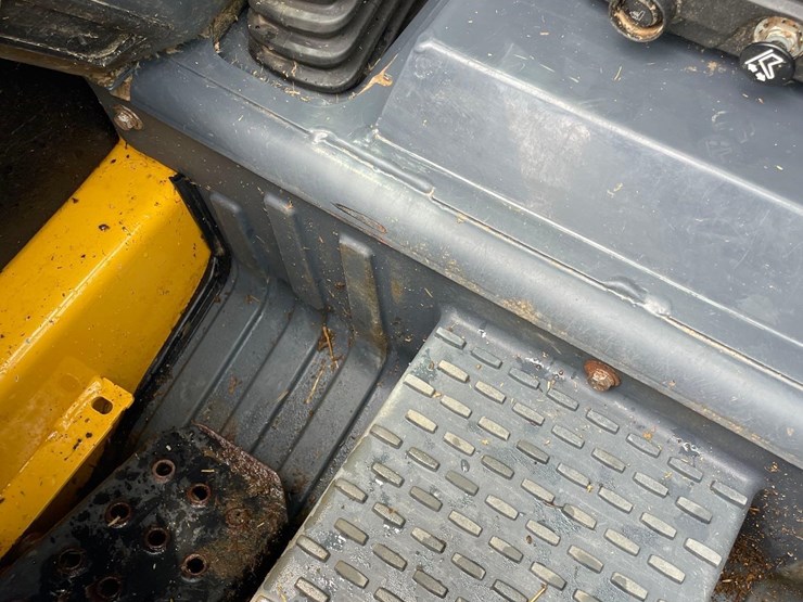 2019-deere-318g-image-53