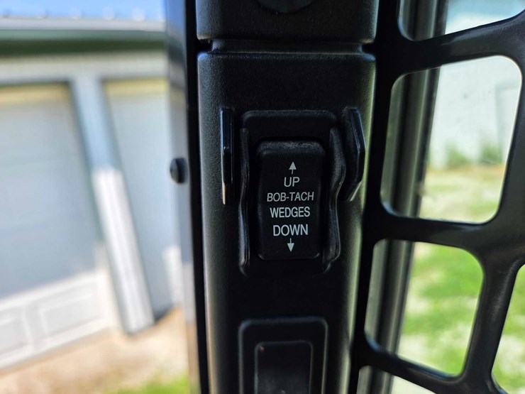 2015-bobcat-s450-skid-steer-image-13