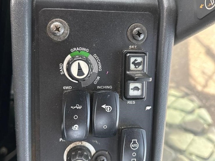 2014-deere-772gp-image-16