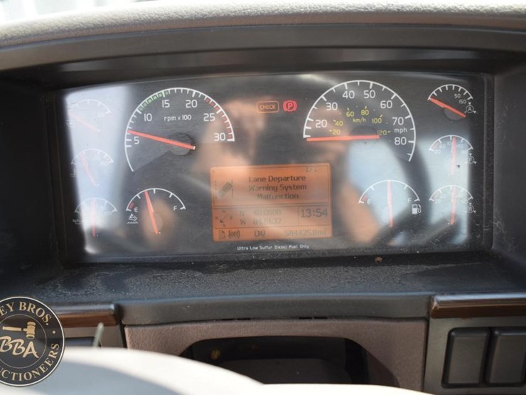 2015-volvo-vnm64t200-image-52