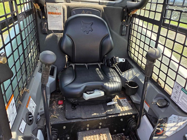 2015-bobcat-s450-skid-steer-image-27