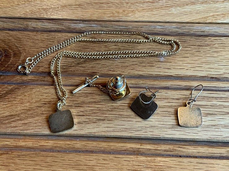 (3)-john-deere-necklace,-earrings,-tie-pin-image-2