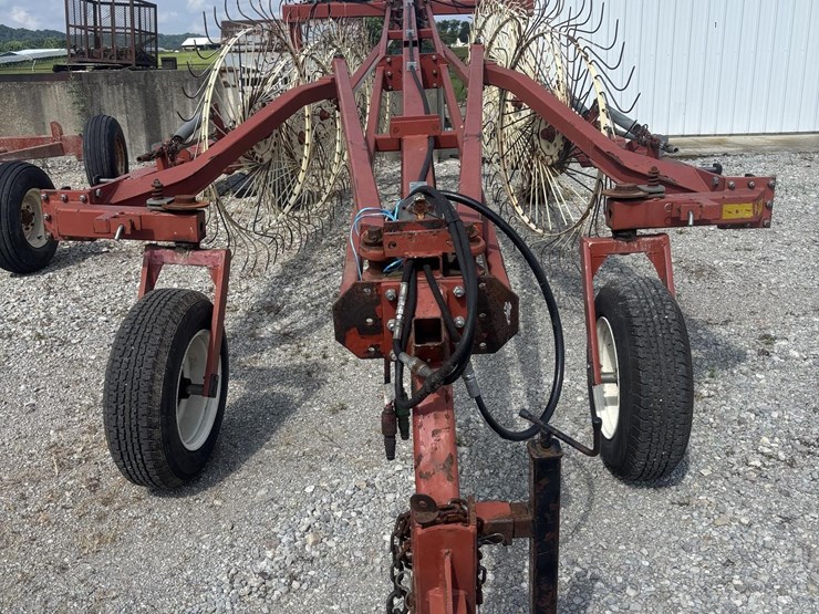 hesston-11-wheel-hay-rake-wilson825-b22-image-2
