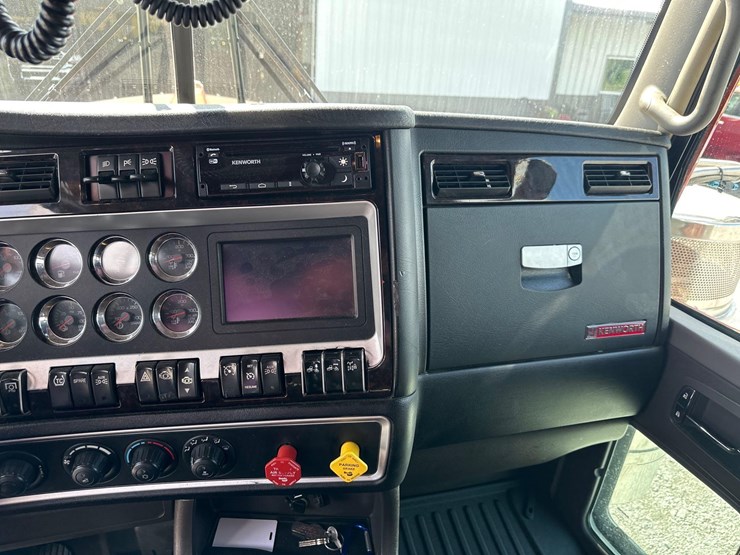 2019-kenworth-w900l-image-55