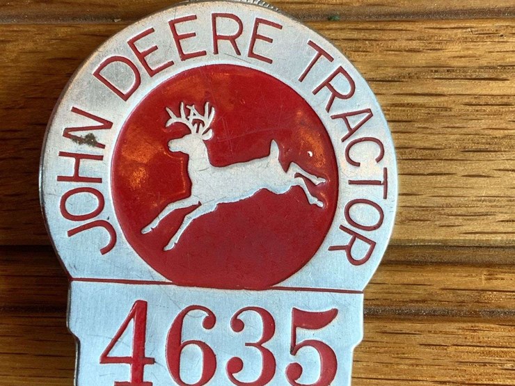 john-deere-tractor-employee-badge-image-1