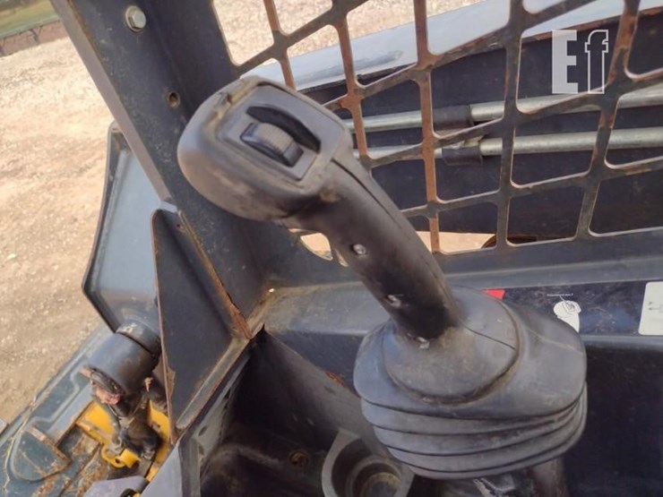 deere-323d-image-9