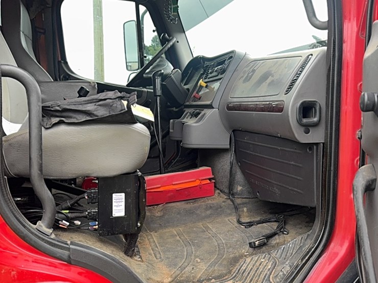2011-freightliner-m2-image-11