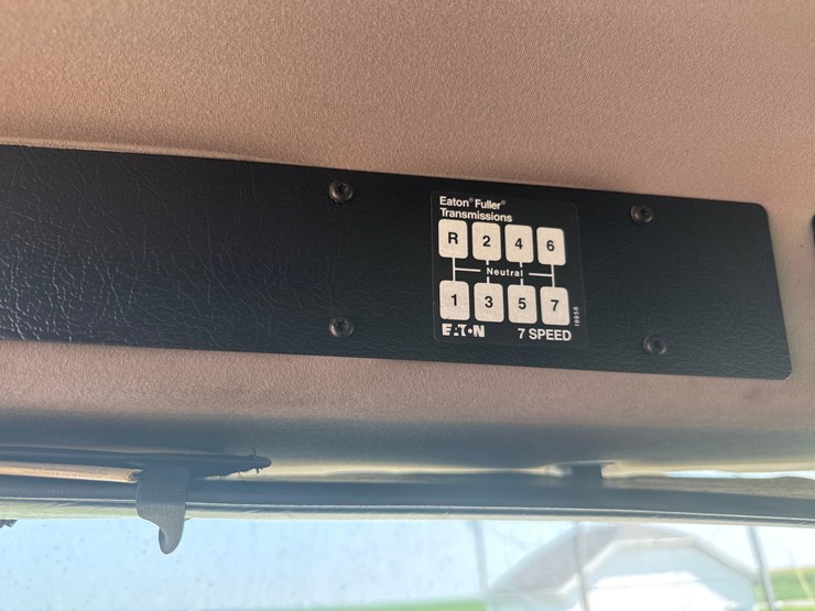 2003-freightliner-fl80-image-37