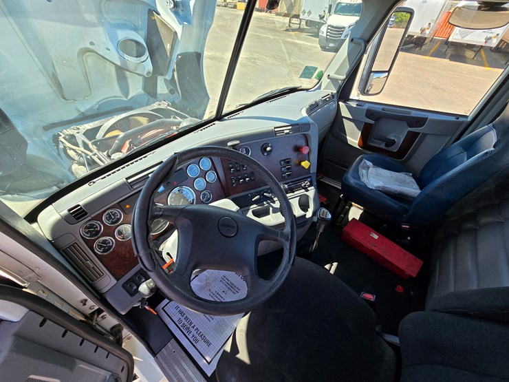 2020-freightliner-columbia-120-image-80