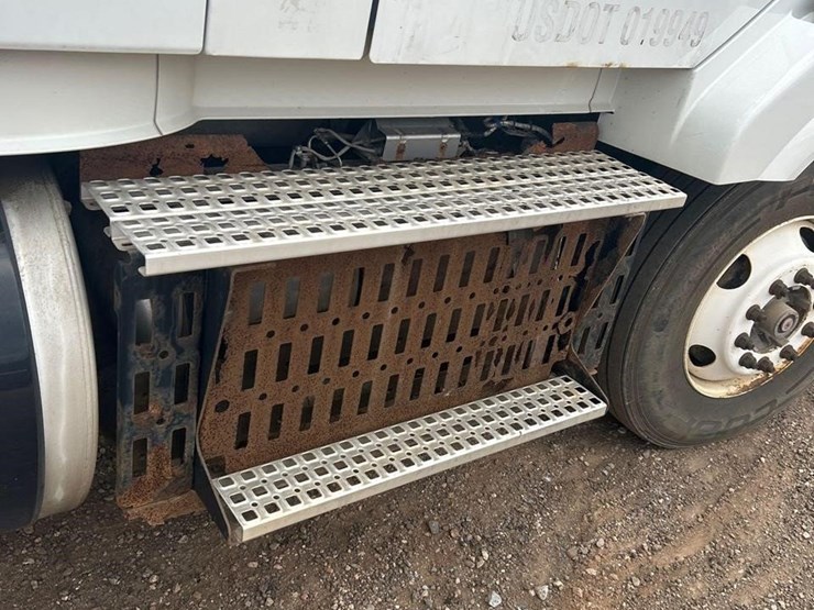 2016-volvo-vnl64t630-image-26