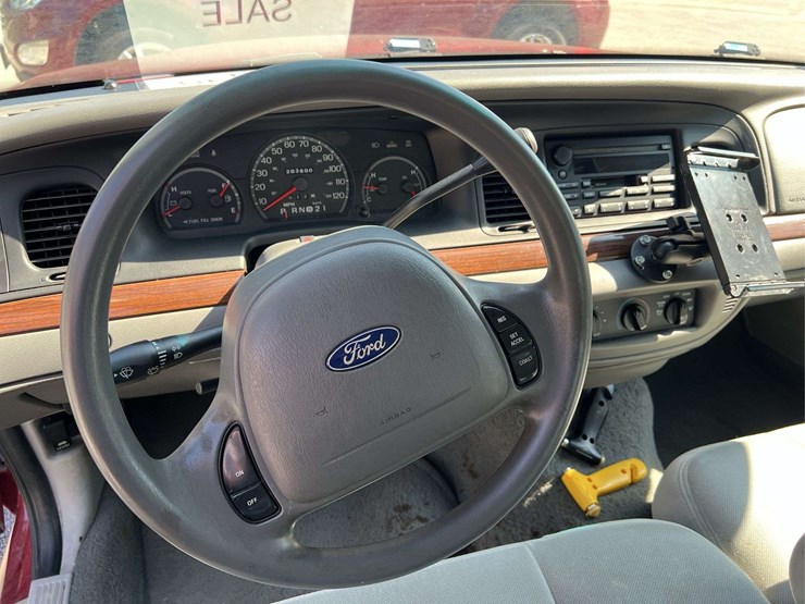 2003-ford-crown-victoria-image-16