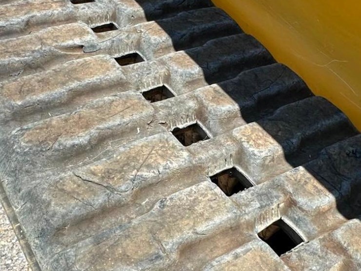 2021-deere-333g-image-30
