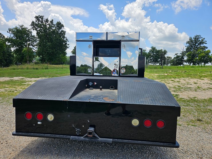 2007-peterbilt-335-image-18