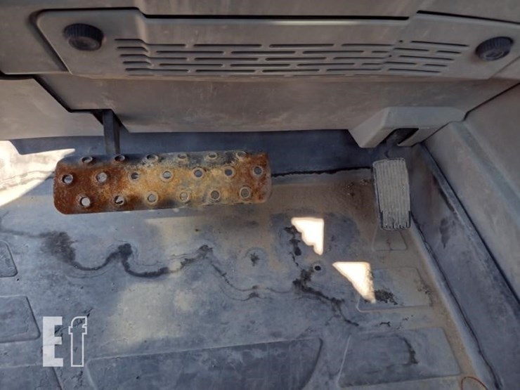2019-caterpillar-tl1055d-image-10