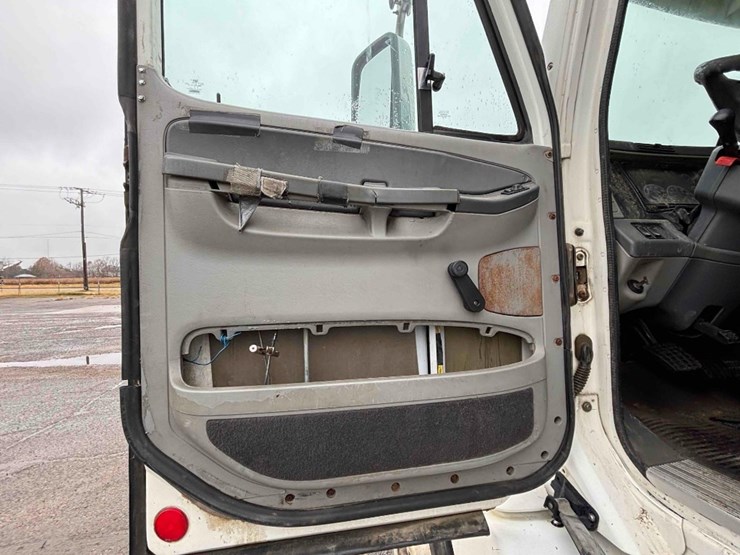 2009-freightliner-columbia-120-image-45