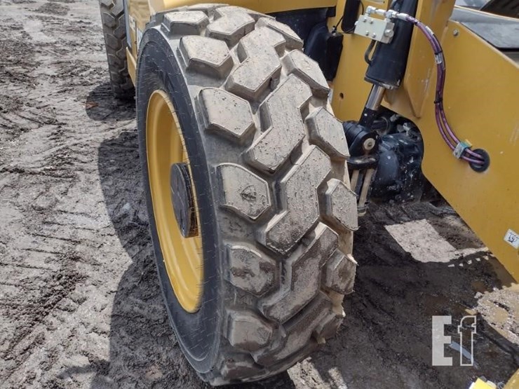 2021-caterpillar-tl1055-image-23