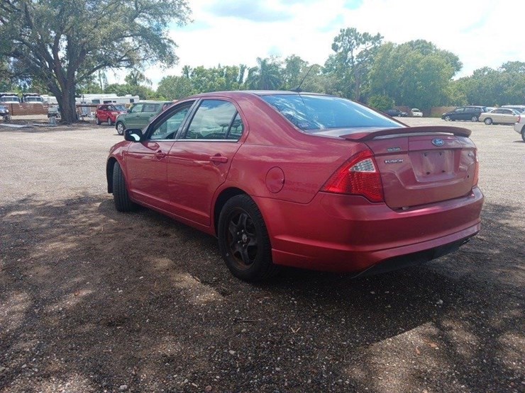 2011-ford-fusion-runs/moves-se-image-7
