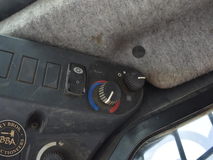 2012-deere-333d-image-24