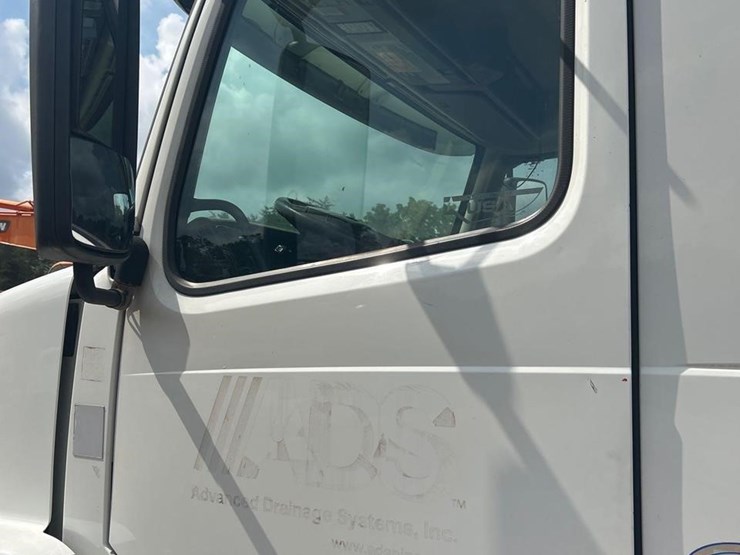 2016-volvo-vnl64t630-image-11