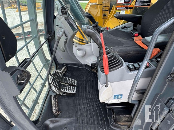 2021-deere-245g-lc-image-18