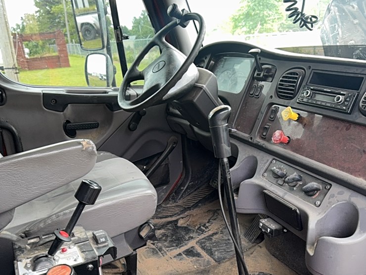 2011-freightliner-m2-image-12