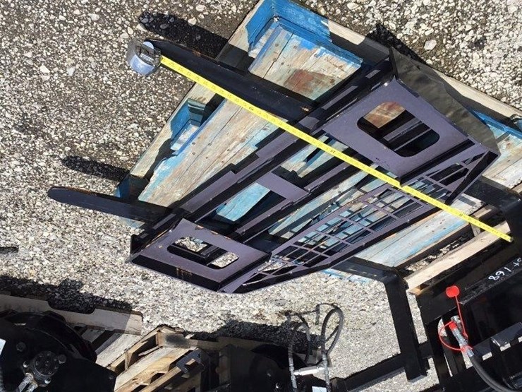 new-giyi-skid-steer-fork-attachment-image-2