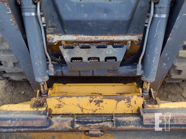 deere-323d-image-14