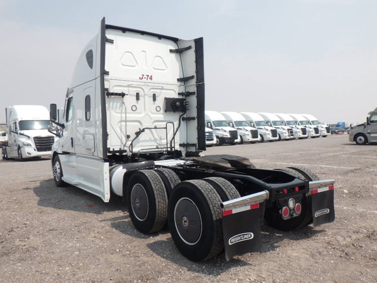 2023-freightliner-cascadia-126-image-8