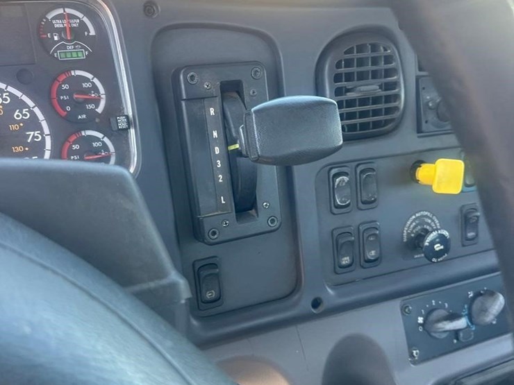 2013-freightliner-business-class-m2-106-image-17