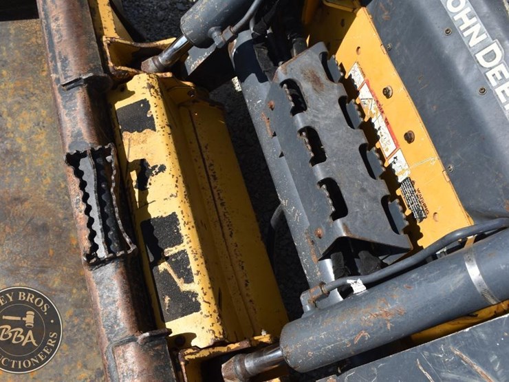2019-deere-325g-image-32