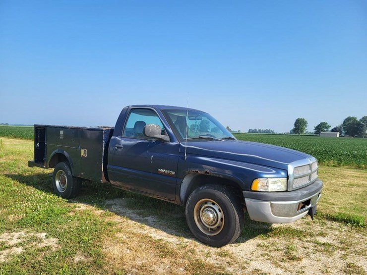 2002-dodge-2500-image-1