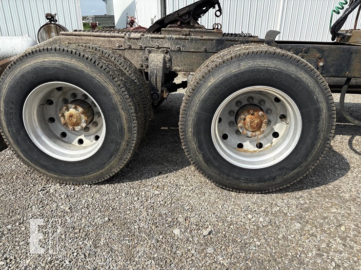 1986-peterbilt-349-image-13